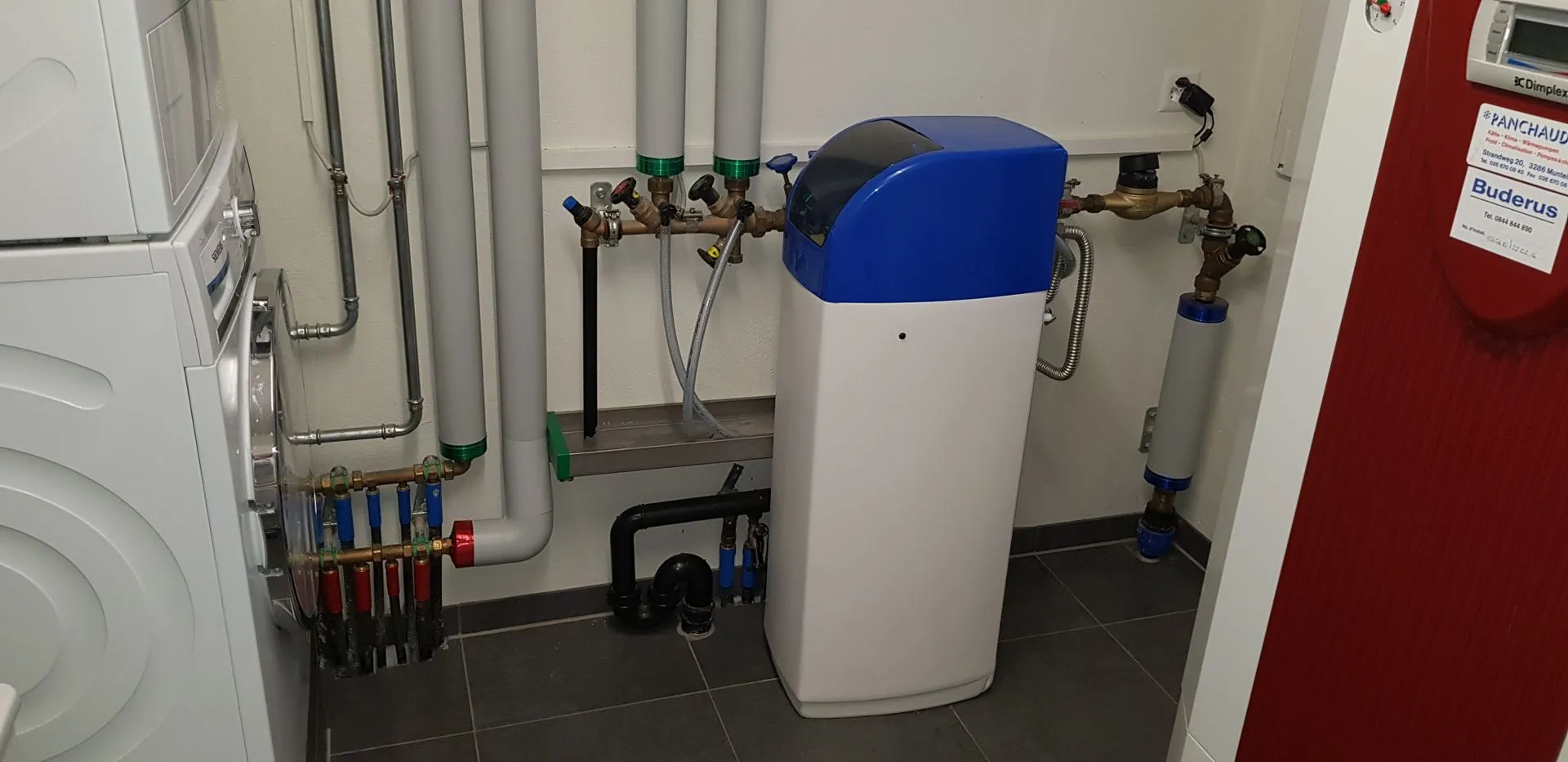 Local technique avec adoucisseur d’eau installé par Patrick Berger Sàrl